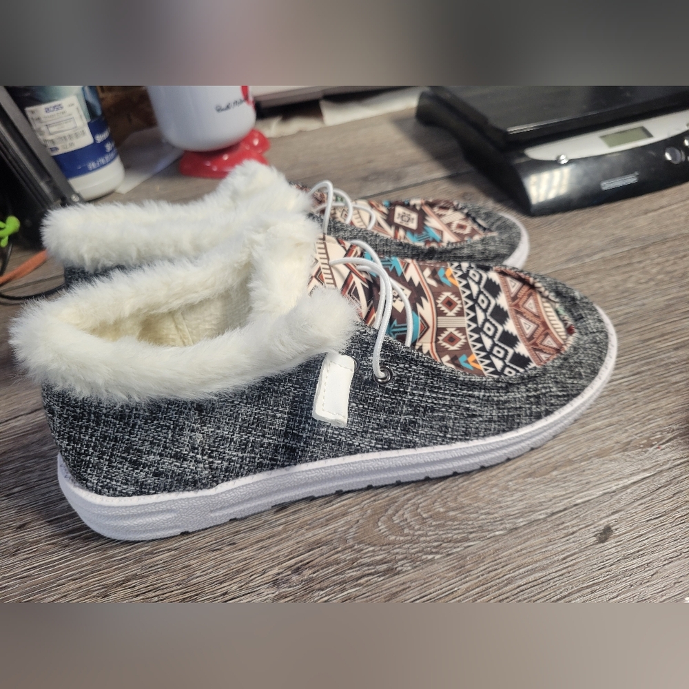 Cozy Women's Aztec Patterned Faux Fur Lined Slip-On Shoes Size 42 NWOT